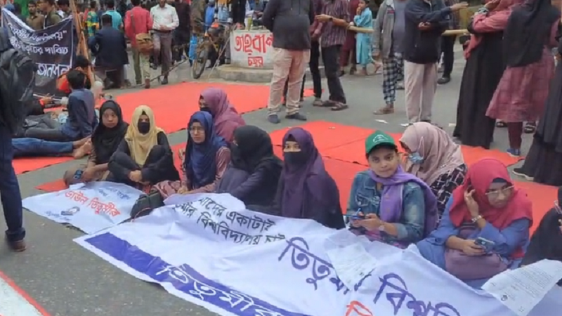 আট ঘণ্টায়ও সড়ক ছাড়েনি তিতুমীর কলেজের শিক্ষার্থীরা, দুর্ভোগ